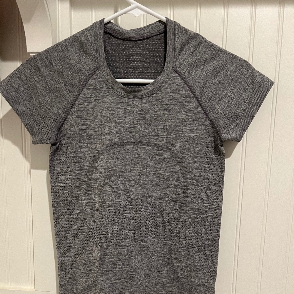 Lululemon Swiftly Tech Short-Sleeve Shirt 2.0 Hip Length size 4